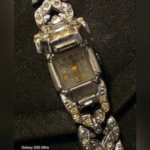 Elegant Vintage Welsbro 17 Jewel Watch